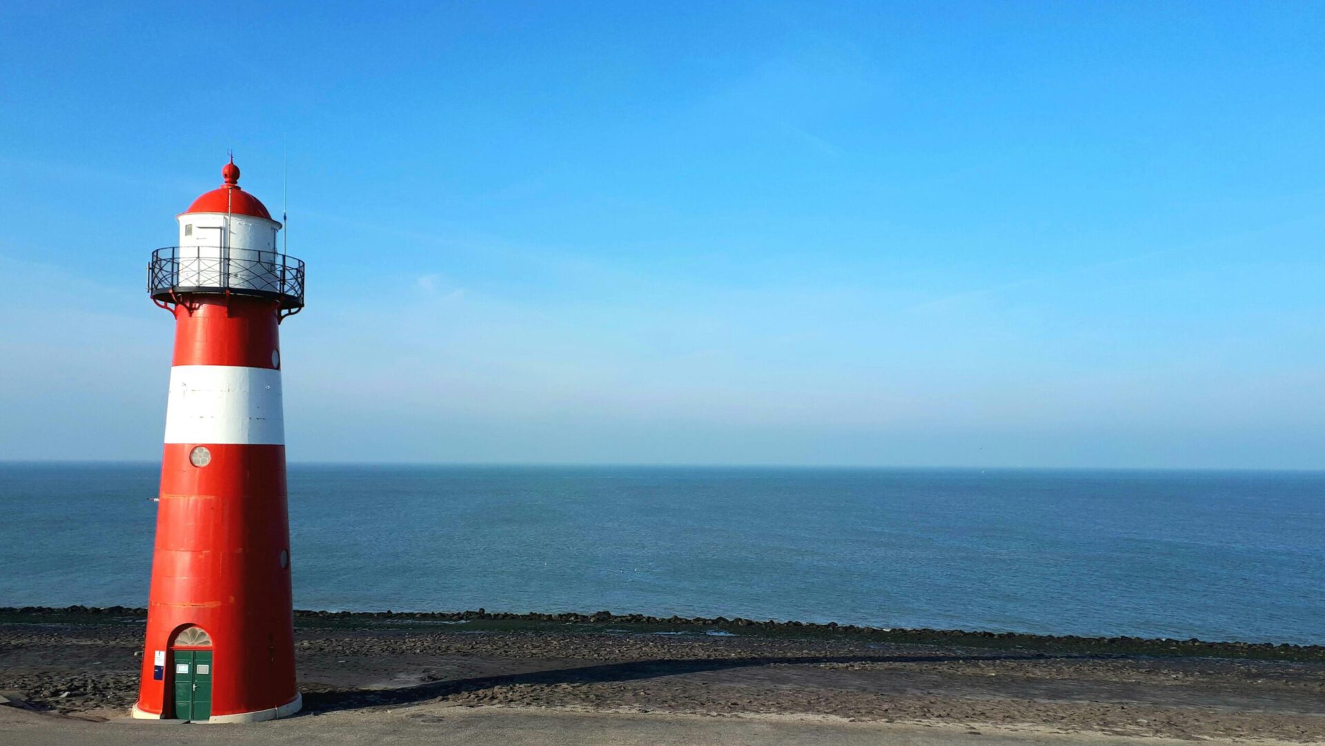 Historische zwart-wit foto van het IJzeren Torentje in Westkapelle, die de vroegere staat van de vuurtoren toont.